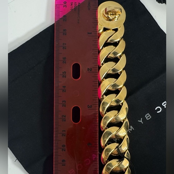 Marc by Marc Jacobs Chunky Turn lock closure
Bracelet in Gold - Picture 6 of 10